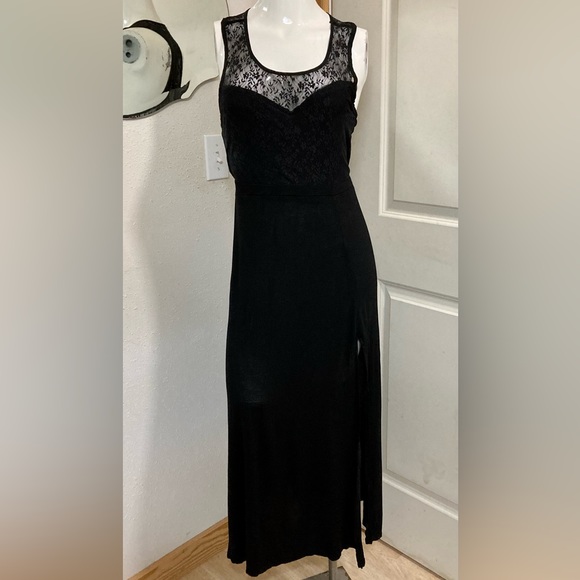 Umgee Dresses & Skirts - Umgee sleeveless dress with lace bodice and slit skirt